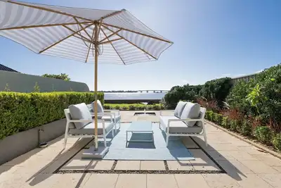 Image de Waterfront King Bed Courtyard Apartment