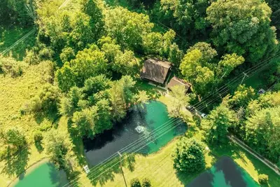 Image de 🎣 Fishing Lodge🌲 - 3 Stocked Ponds, Hot Tub, Sleeps 14, 8 acres, Arcade