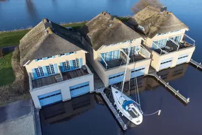 Image de Maison au toit de chaume avec vue sur l'eau