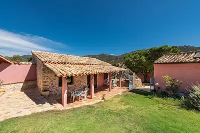 Image de Maison de vacances 'Villa Bella Solanas - Cuili Murvoni' avec vue sur les montagnes.