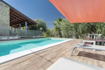 Image de Villa \"Mendolia Ai Caracoli\" avec vue sur mer, piscine et Wi-Fi.