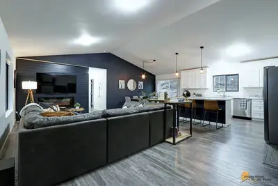 Image de Cozy/Quiet/Private House w/indoor sauna & outdoor firepit, close to great trails