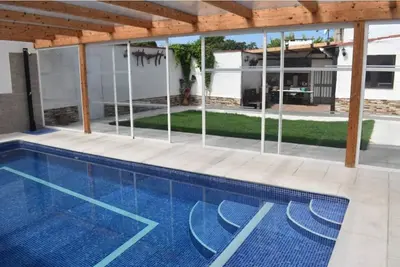 Image de Rural house with swimming pool to bathe all year round.
