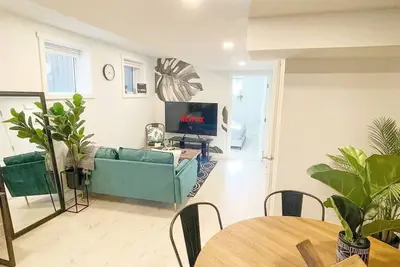 Image de Entire Suite 2-Bdrm Sleeps 6 w/Yard WiFi!