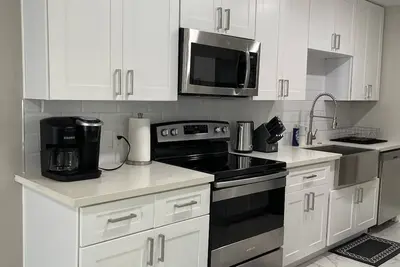 Image de Adorable 2 bedroom guest house! Minutes from downtown