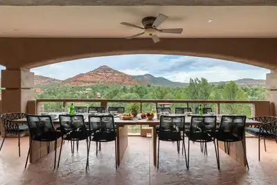 Image de Stunning Views & Luxury Amenities, 7 Minutes to Downtown | Pyramid by AvantStay