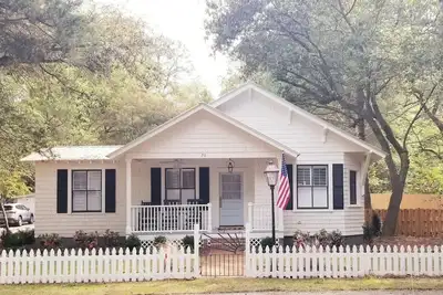 Image de Historic Cottage with Private Pool, Firepit, Walk to Village