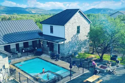 Image de Golf Course Home in Concan, Sleeps 25