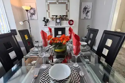 Image de 7 Bed Holiday Home+WiFi+free Private Parking. Closest to football Ground+Downtown