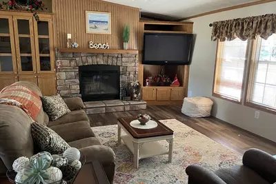Image de Spacious and quiet home with great deck close to Cardinal Cove!