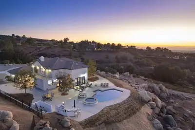 Image de 🌟Chateau Evie James - High End Luxury Home w/ Pool, Hot Tub, Game Room! Weekday Specials🌟