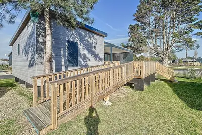 Image de Chalet de standing à Jullouville - 6 couchages, piscine chauffée, proche plage et commerces, Wi-Fi gratuit