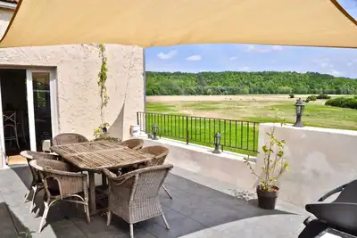 Image de confortable maison familiale à l'entrée du village médiéval