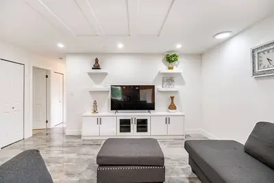 Image de Antique and luxury finish home🏠 \/4 mins drive to airport and and all amenities.