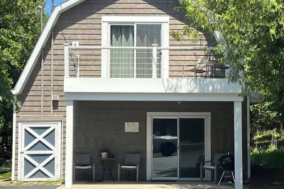 Image de Cozy affordable cottage near shopping, restaurants and trail access!