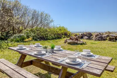 Image de Relaxed, Secluded Oceanfront Cottage has Large Yard and Access to Miles of Beach