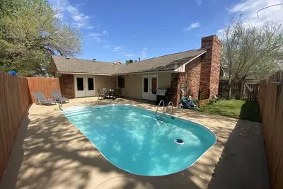 Image de Pool with Updated 3 Bedroom House
