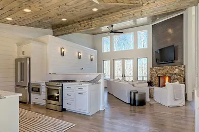 Image de The Summit at Lake | Modern 5br Home, Hot Tub, Fire Pit, Near LaPrade’s Marina