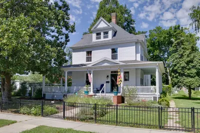 Image de 1915 Historic Cambridge Property w/ Fire Pit!