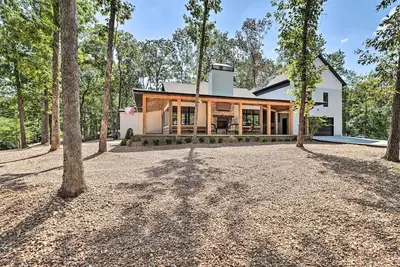 Image de All-Encompassing Lakehouse w/ Modern Accents!