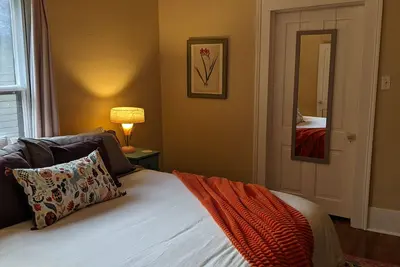 Image de 🌞 Cheerful Eclectic Bungalow in 🐕 Dog Friendly Neighborhood -No Pet Fees