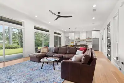 Trampoline, Basketball and Grill! Central, Modern New Build!