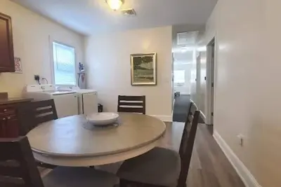 Image de Simple and Relaxing Top Floor 3-Bedroom Urban Apartment Suite