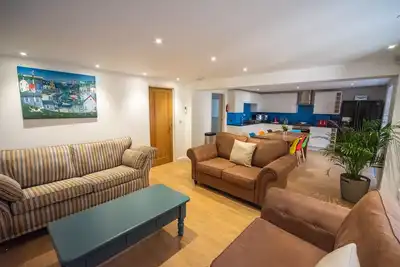 Image de Luxury 3 bed apartment a few minutes walk from beach, harbour and town!