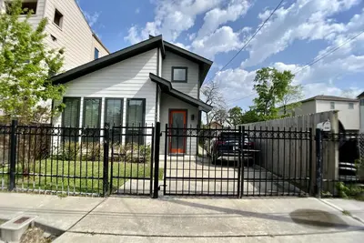 Image de West End Heights – New Modern Home.