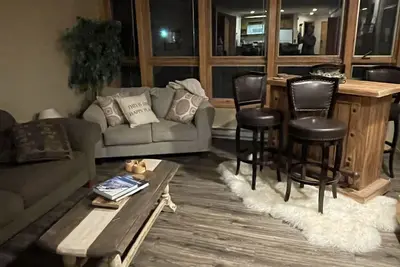 Image de Cozy and Spacious Ski In/Out Family- sized Condo- 5 minute walk to Ski Lift! !