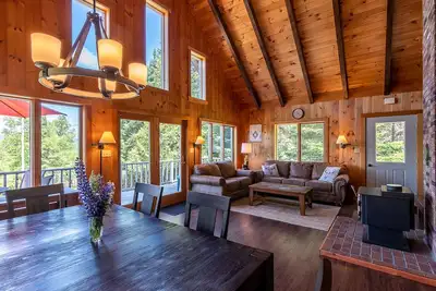 Image de Rangeley 4-Season Retreat – Water and Sunset Views – Wood Stove – Game Room