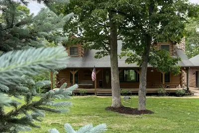 Image de Real Log Cabin with Seasonal Pool and Hot Tub near Blue Springs Ranch