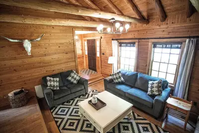 Image de Honeysuckle Hideaway<br>Cabin with hot tub and king bed! Family friendly.