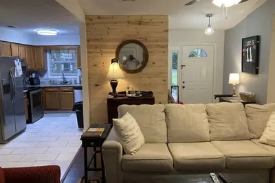 Image de Great home, perfect for games, graduation, ext. . close to downtown