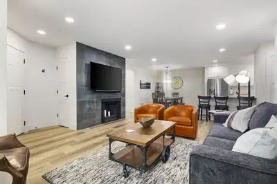 Image de Downtown Bellevue! 2bd-total Remodel, walk to all the great restaurants!