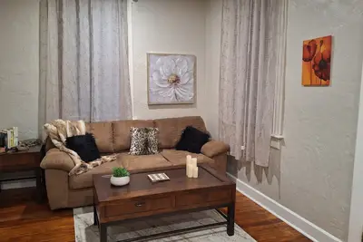 Image de Experience Belleville in a 2 Br cozy home with a Stl Cardinals theme.