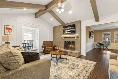 Image de 30% Off Family Favorite - 6 TVs- Pool Table!