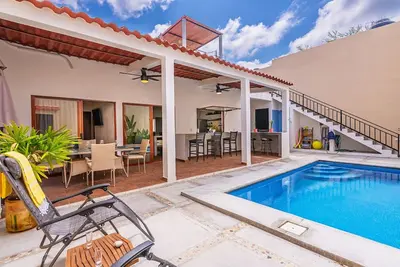 Image de Your own Private Oasis with Heated Saltwater Pool! 5 minute walk to beach/town