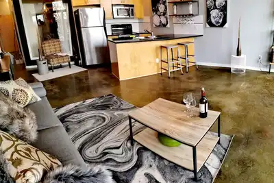 Image de Large Full Condo&secure parking included.