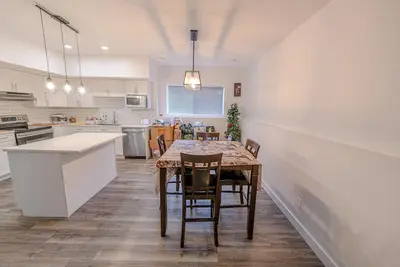 Image de Cozy 2bedroom apartment on a corner lot close to restaurants and shopping center