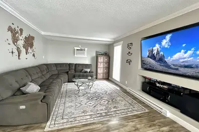 Entertain w/ Fire Pit, Patio, Yard, Huge Tv & Bbq. Quiet neighbourhood. Pets Ok