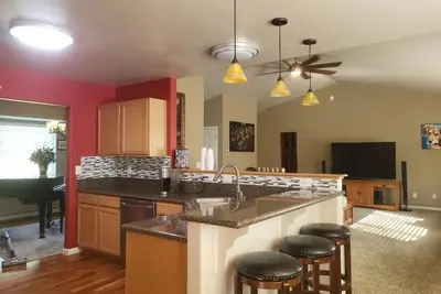 Image de Large home on half an acre, spacious rooms, walking trails,