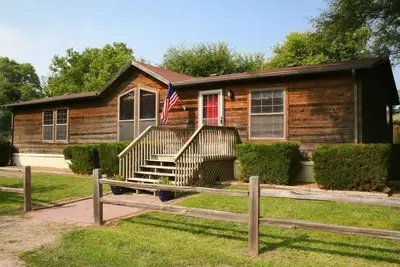 Image de Be Well Bunkhouse - Tranquil Home with Rustic Charm & Homey Touches