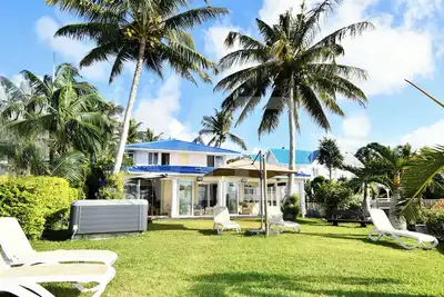 Image de Villa Maya surplombant la baie, jaccuzzi, baignoires a jets, table de billard