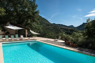 Image de Maison & piscine panoramique dans hameau provençal