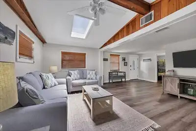 Image de The Beverly House- 3\/2 w\/ Pool, 4 Miles to Beach!