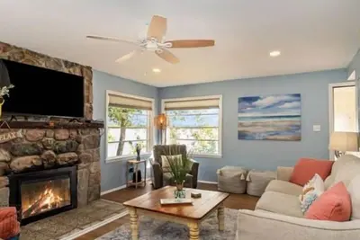 Image de Remodeled! Enjoy the tranquility of a lakefront cottage on Van Etten Lake!