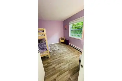 Image de 3 Bedroom contemporary home located near lake