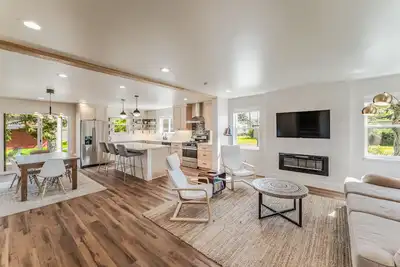Image de Brand New Pet Friendly Manhattan Home in small town community!