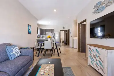 Image de 10min to beach Equipped 3Bed/2Ba w/secure parking